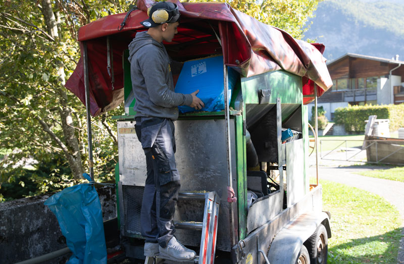 Hirschi_Isolationen_AG_Boenigen_Interlaken_Einblasdaemmtechnik_Nachhaltig_Sanieren
